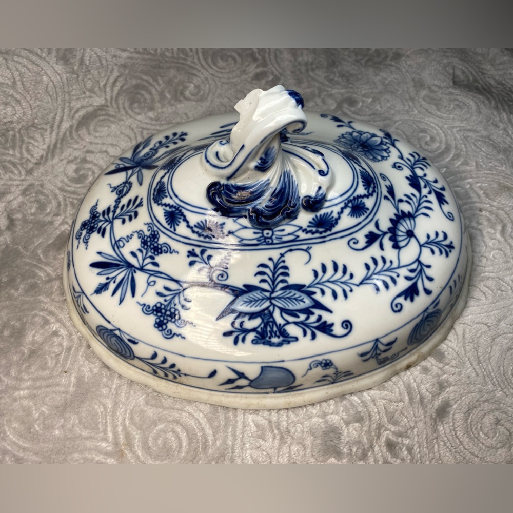 Large 19th C. Meissen Blue Onion Porcelain Tureen Cover, Blue & White